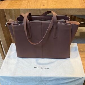 Freja New York Pecan Brown Tote Bag